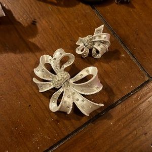 Woman’s broach with matching earrings